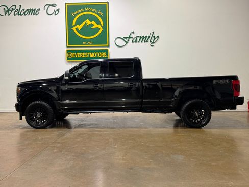 Used 2022 Ford F350 Lariat w/ Black Appearance Package image 6