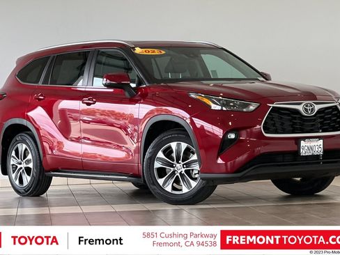 Used 2023 Toyota Highlander XLE AWD/4WD image 1
