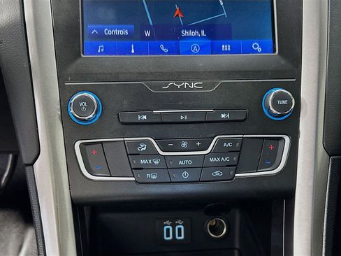 Used 2020 Ford Fusion SE FWD image 16