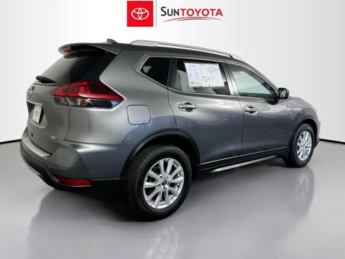Used 2018 Nissan Rogue SV image 4