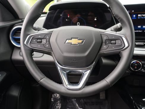 Used 2025 Chevrolet Trax LT w/ LT Convenience Package FWD image 23