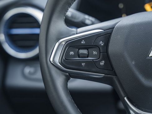 Used 2025 Chevrolet Trax LT w/ LT Convenience Package image 26