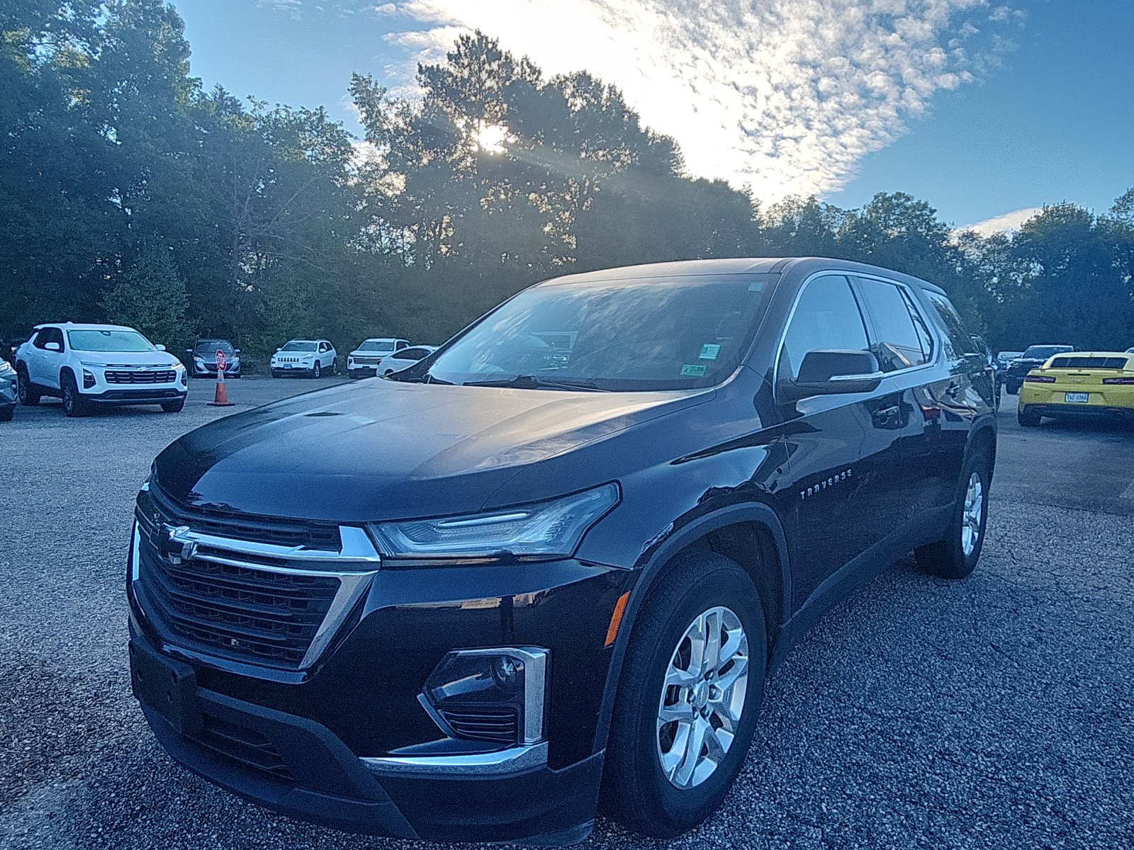 Used 2023 Chevrolet Traverse LS w/ Safety Package AWD/4WD image 1