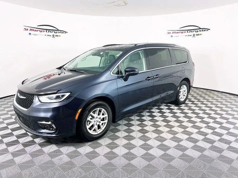Used 2021 Chrysler Pacifica Touring-L w/ Premium & Safety Sphere Group FWD image 4