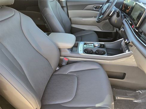 New 2026 Kia Carnival EX image 10