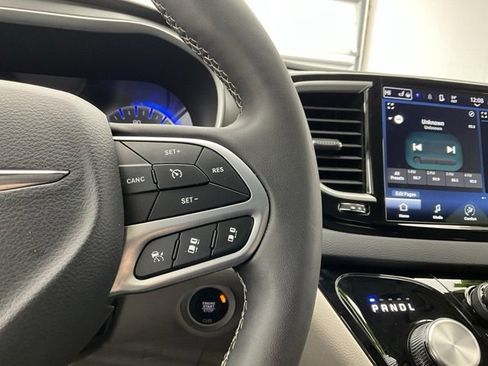 Used 2024 Chrysler Pacifica Touring-L image 19