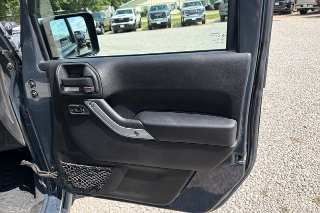 Used 2017 Jeep Wrangler Unlimited Rubicon w/ Connectivity Group AWD/4WD image 19