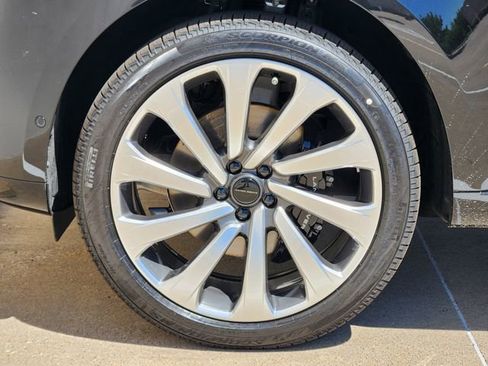 New 2026 Land Rover Range Rover Long Wheelbase SE image 7