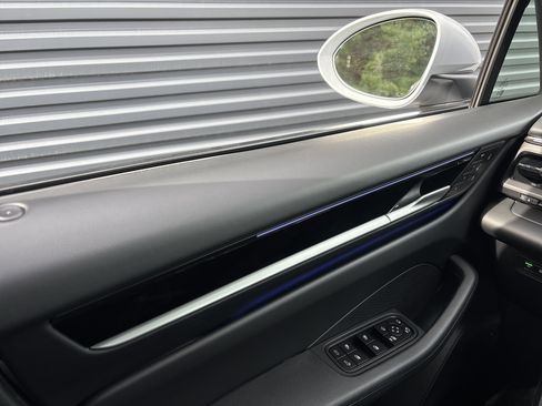 Certified 2025 Porsche Macan Electric image 24