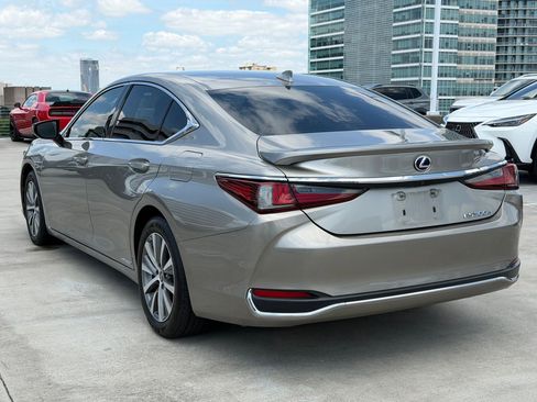 Used 2020 Lexus ES 300h w/ Accessory Package FWD image 3