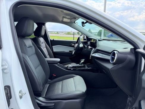 Used 2024 Chevrolet Trax LT w/ LT Convenience Package FWD image 11