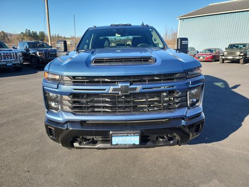 Used 2024 Chevrolet Silverado 2500 Custom w/ Custom Value Package image 3