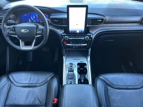 Certified 2023 Ford Explorer Platinum w/ Technology Package image 3