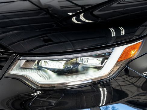 Used 2024 Land Rover Discovery Dynamic SE image 13