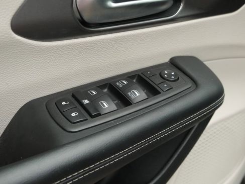 Used 2023 Chrysler Pacifica Touring-L image 6