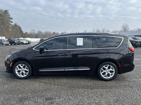 Used 2018 Chrysler Pacifica Touring-L Plus w/ Tire & Wheel Group image 6