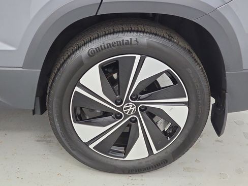 Certified 2024 Volkswagen Taos SE image 33