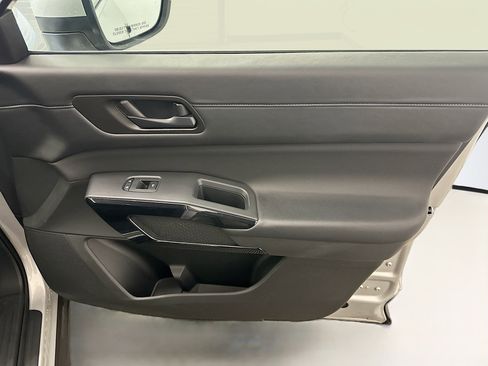 Used 2024 Nissan Pathfinder SV image 34