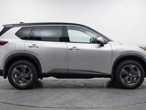 Used 2025 Nissan Rogue SV image 11