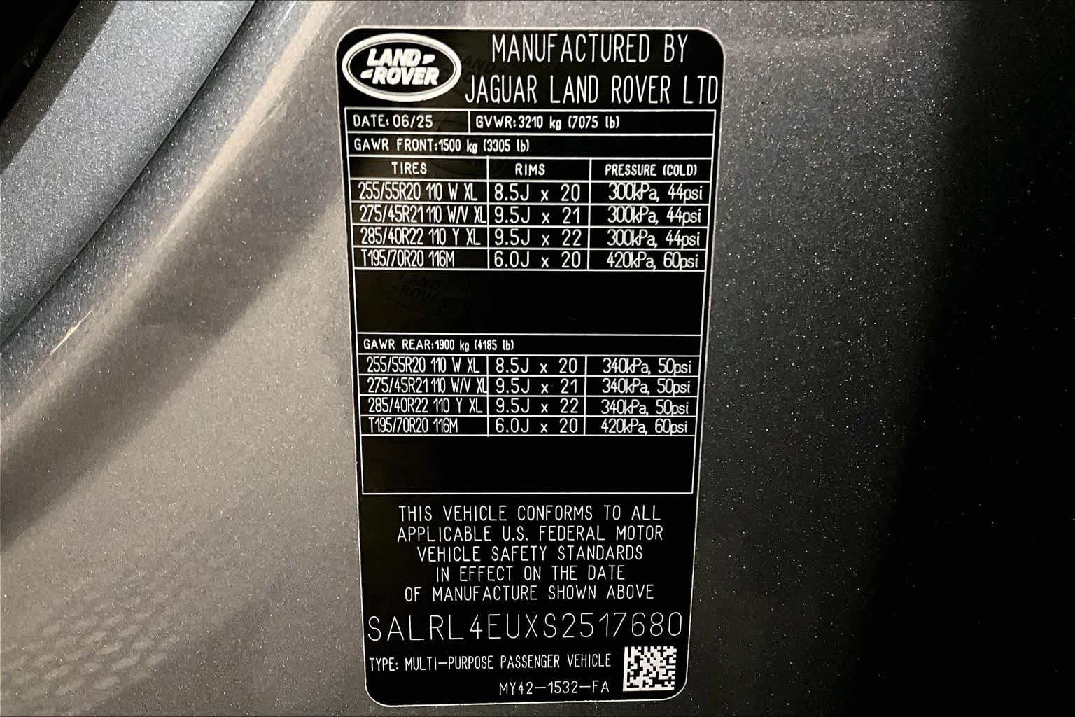 Used 2025 Land Rover Discovery Dynamic SE AWD/4WD image 63