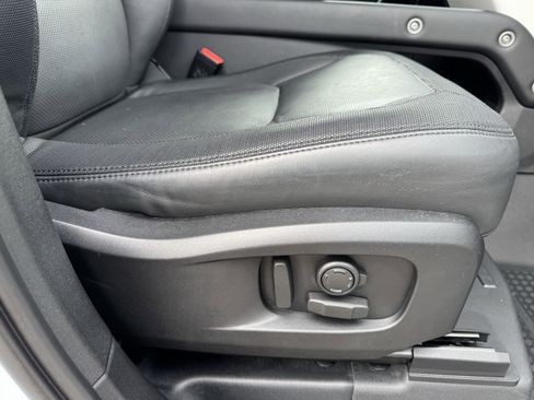 Used 2023 Land Rover Defender 110 X-Dynamic SE image 38