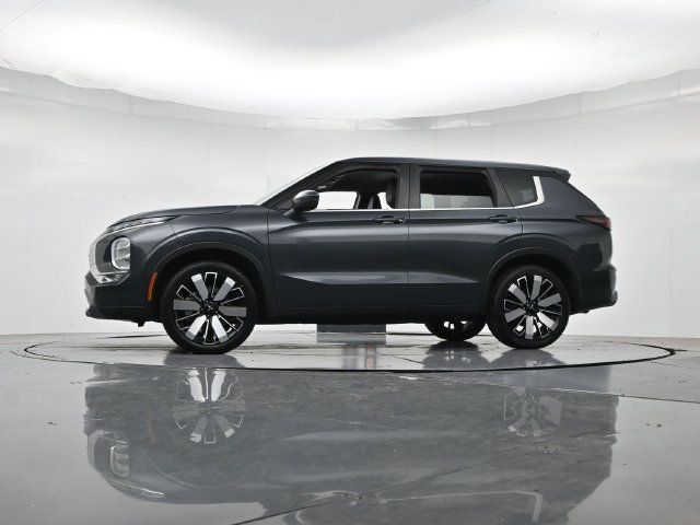Used 2025 Mitsubishi Outlander SE FWD image 39