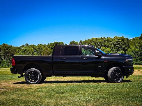 Used 2025 RAM 2500 Laramie AWD/4WD image 3