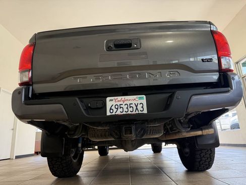 Used 2018 Toyota Tacoma TRD Sport w/ Technology Package AWD/4WD image 35