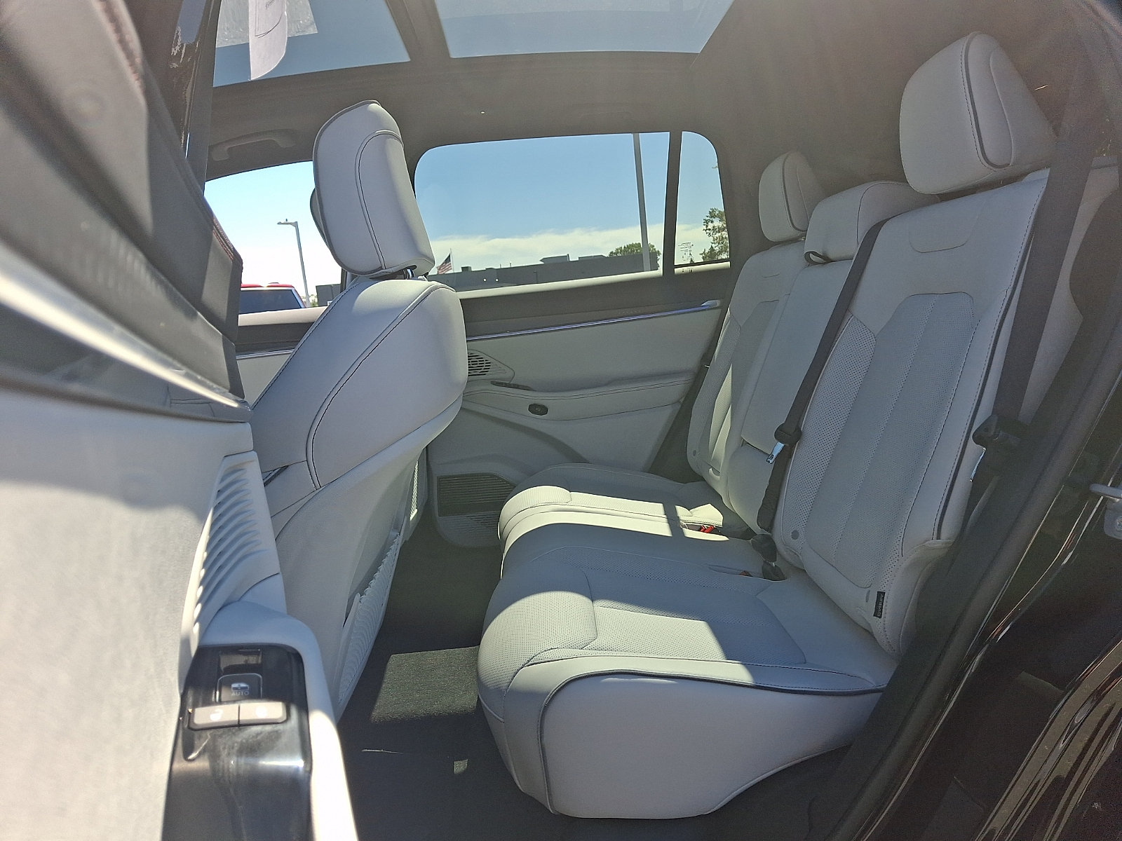 Used 2025 Jeep Wagoneer S Limited w/ Comfort Package AWD/4WD image 8