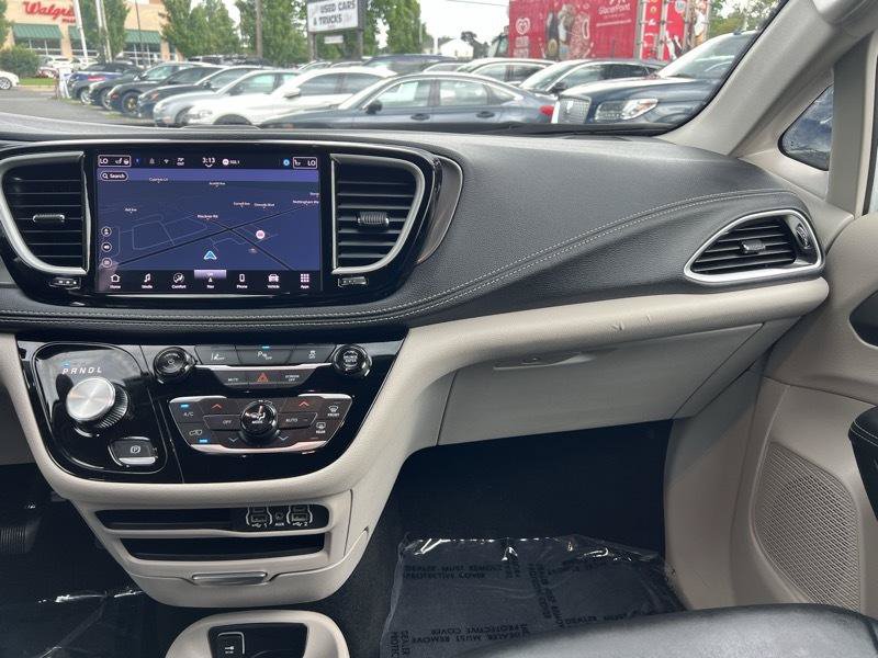 Used 2024 Chrysler Pacifica Limited FWD image 14