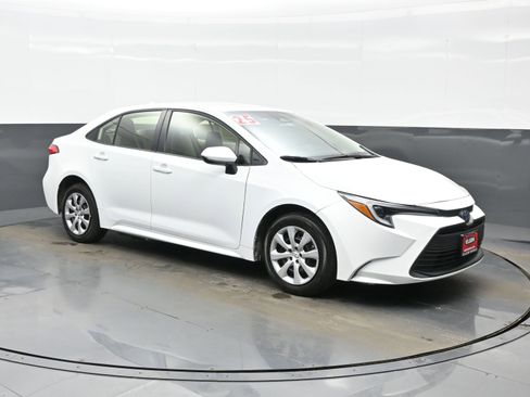 Used 2025 Toyota Corolla LE image 8