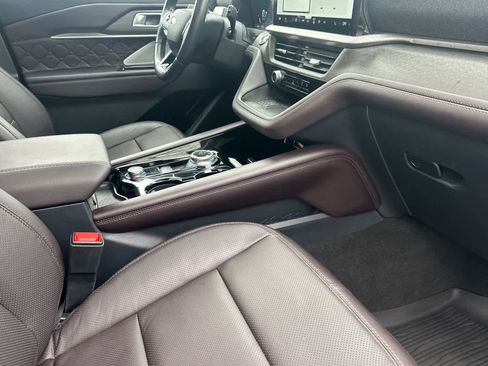 Certified 2025 Ford Explorer Platinum w/ Ultimate Package image 17