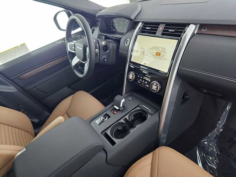 New 2025 Land Rover Discovery Dynamic SE image 11