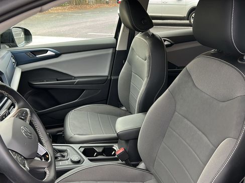 Certified 2022 Volkswagen Taos SE image 12