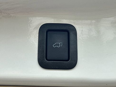 Used 2019 Toyota Highlander XLE FWD image 7
