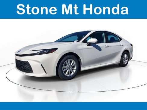 Used 2025 Toyota Camry LE FWD image 3