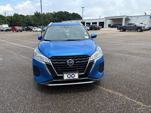 Used 2021 Nissan Kicks SV FWD image 2