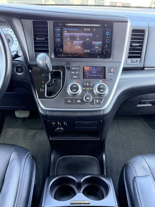 Used 2017 Toyota Sienna SE w/ SE Preferred Package FWD image 37
