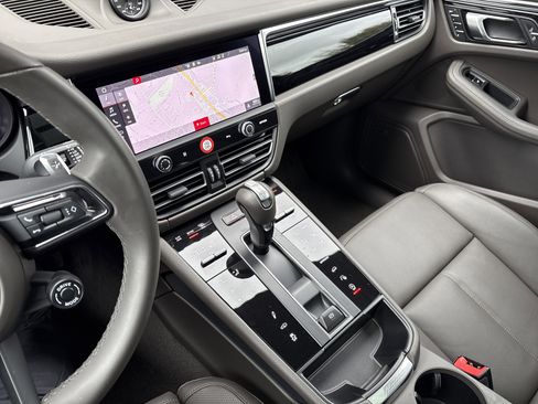 Certified 2025 Porsche Macan image 19