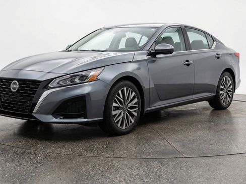 Used 2025 Nissan Altima 2.5 SV FWD image 3