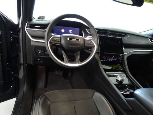 Used 2023 Jeep Grand Cherokee Altitude AWD/4WD image 5