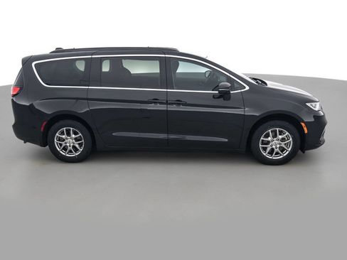 Used 2021 Chrysler Pacifica Touring FWD image 4