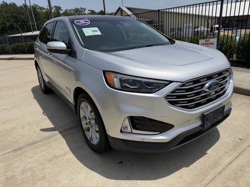 Used 2019 Ford Edge Titanium w/ Equipment Group 301A FWD image 2