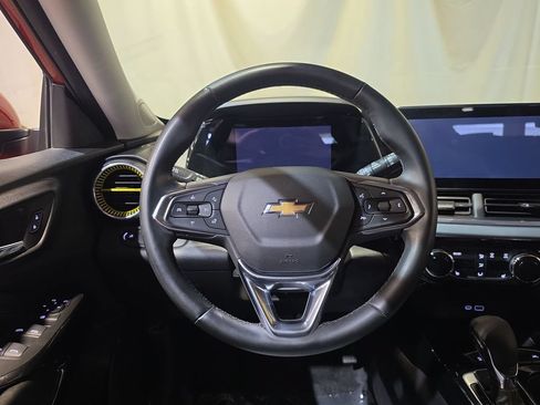 Used 2024 Chevrolet Trax LT w/ LT Convenience Package FWD image 11
