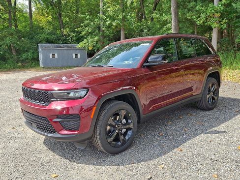 New 2025 Jeep Grand Cherokee Altitude image 2