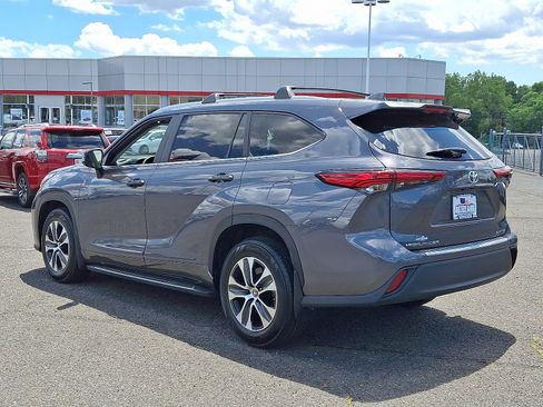 Used 2023 Toyota Highlander XLE AWD/4WD image 5