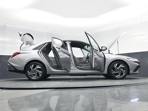 Certified 2025 Hyundai Elantra Sport image 21