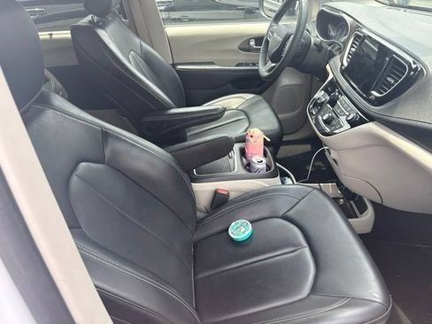Used 2023 Chrysler Pacifica Touring-L AWD/4WD image 31