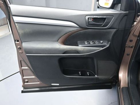 Used 2019 Toyota Highlander LE FWD image 12