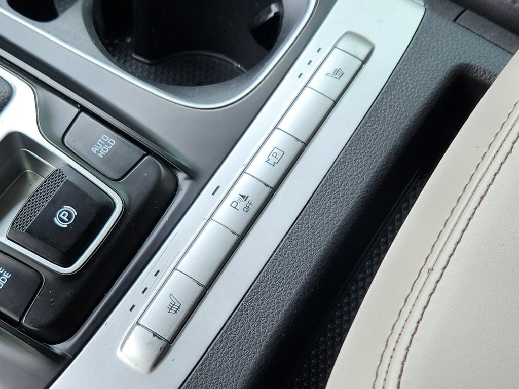 Used 2024 Kia Carnival LX FWD image 29